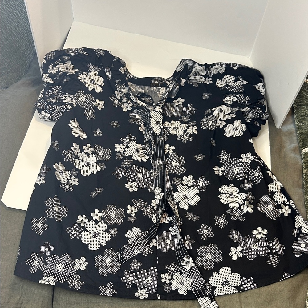 Entro Women’s Black Floral Puff-Sleeve Blouse with Tie Front